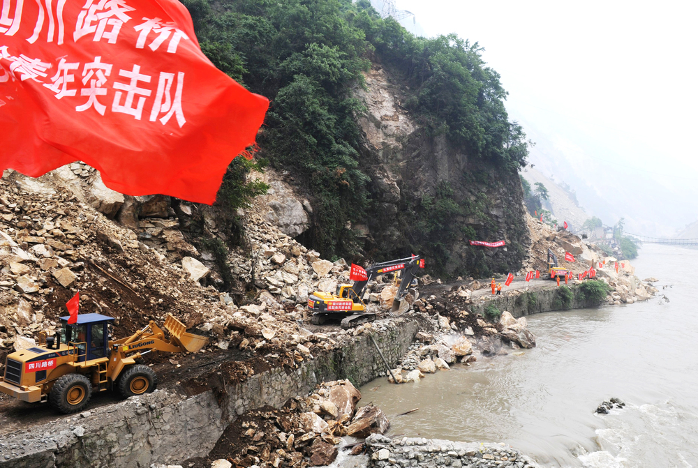 “5.12”汶川大地震后，四川路桥抢险队全力抢通都汶公路